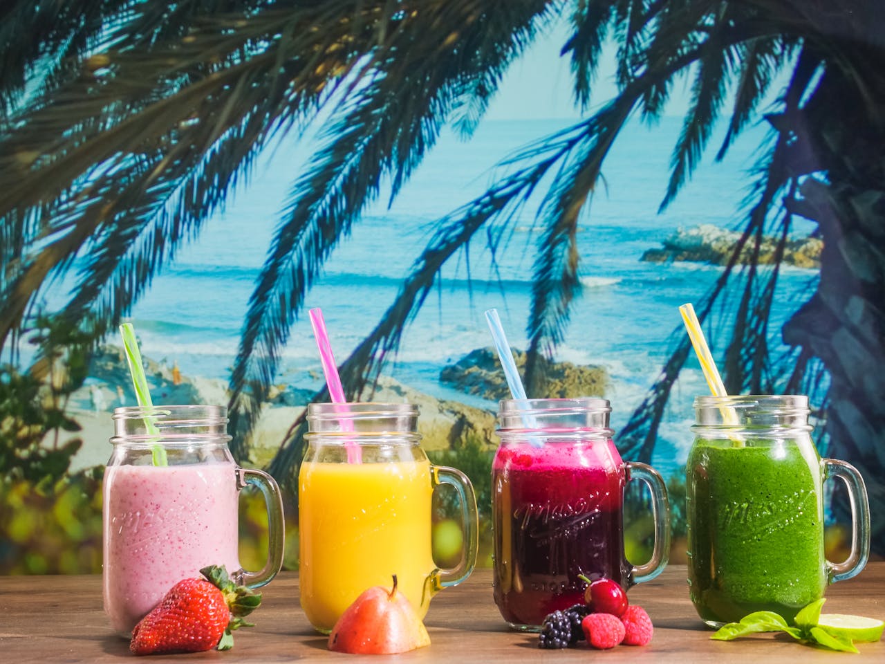 Verse kleurrijke smoothies in mason jars op een rij — smoothiebar catering presentatie ikwilcocktails.nl