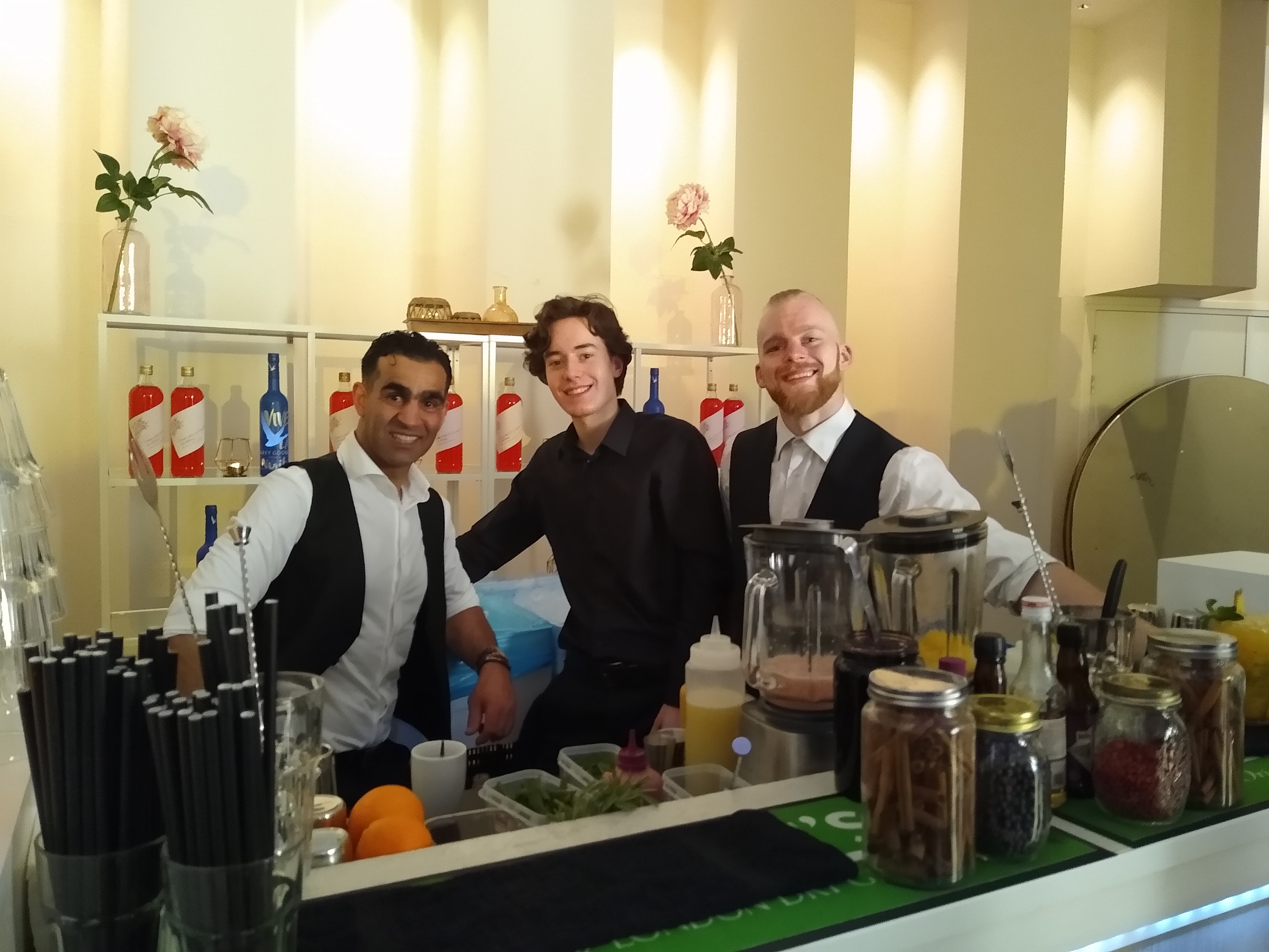 Bartender bij cocktailbar in de Koepelkerk Amsterdam tijdens huwelijk