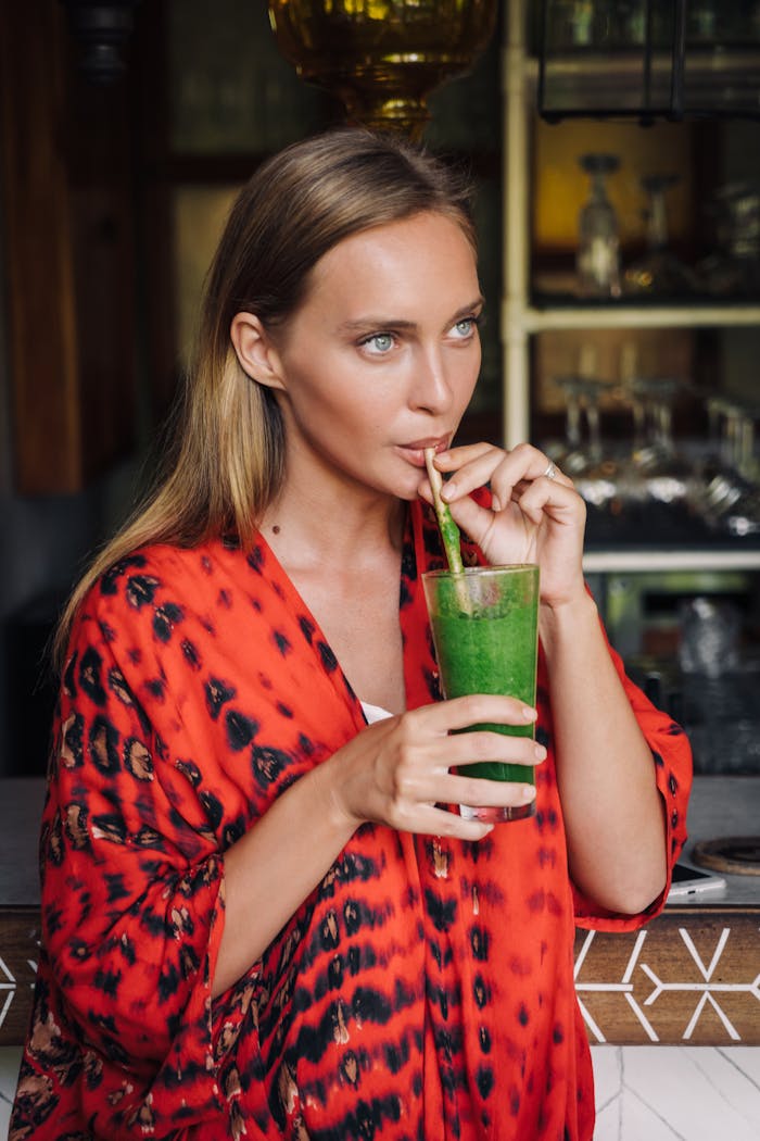 Vrouw biedt een heerlijke verse smoothie aan — wilt u ook een smoothie op uw evenement?