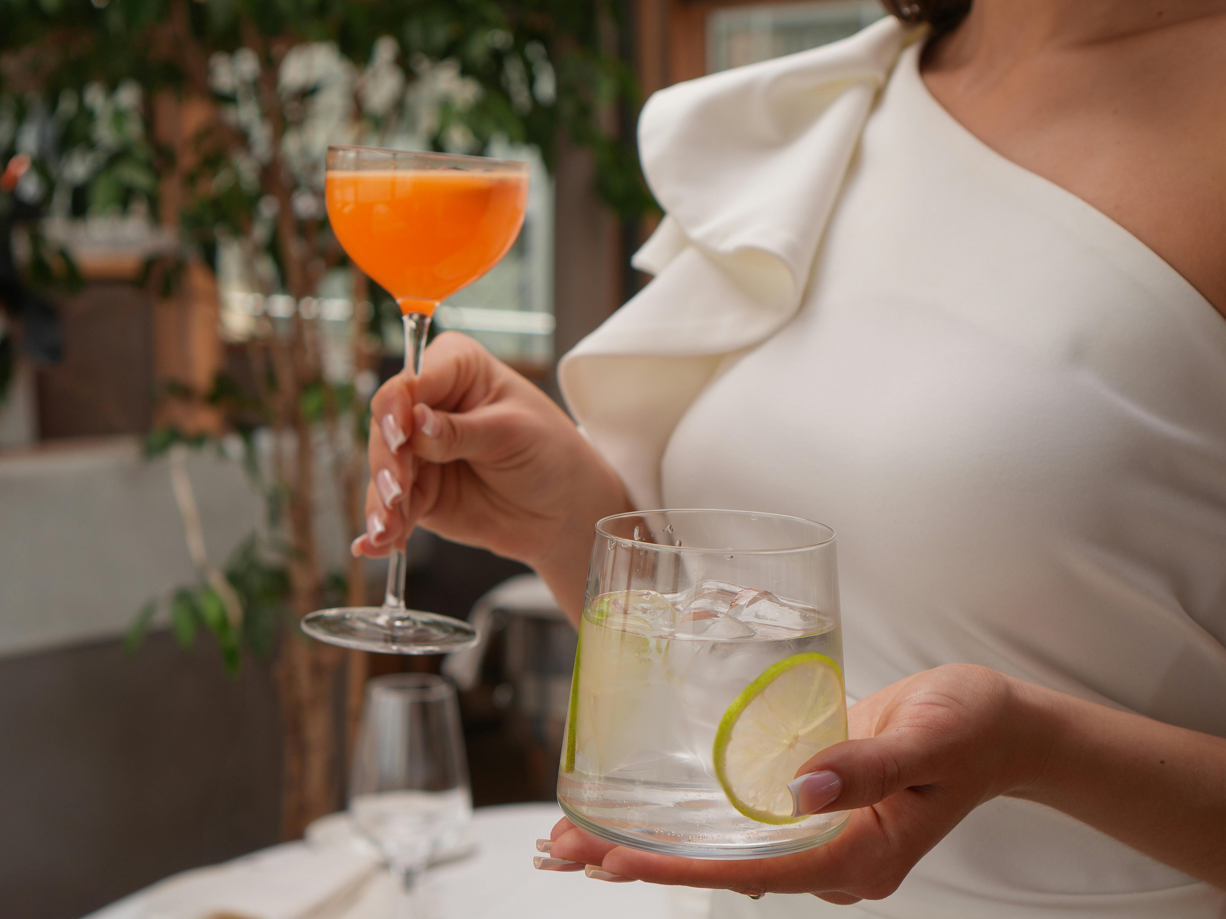 Vrouw geniet van cocktail op evenement
