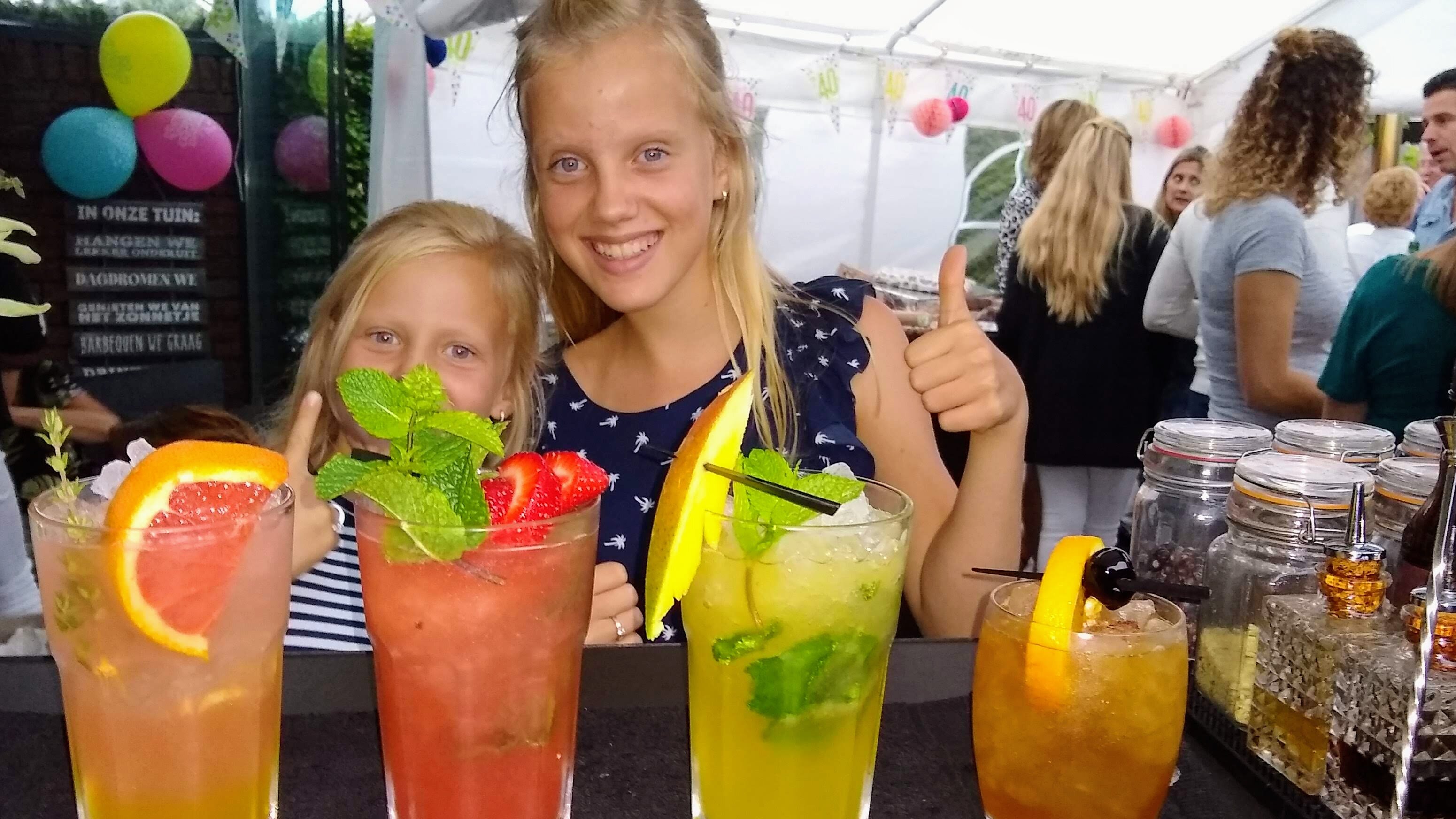 Alcoholvrije mocktailbar huren op locatie – professionele bartender met verse cocktails