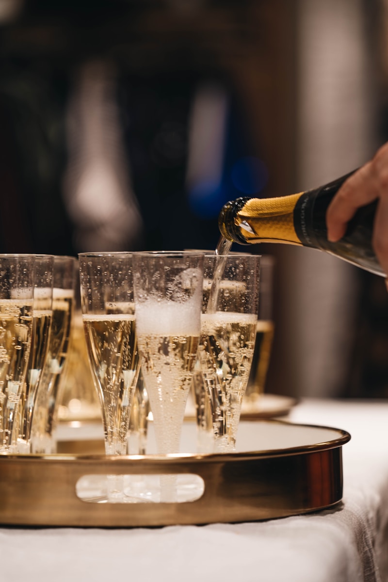 Champagne schenken tijdens bruiloft