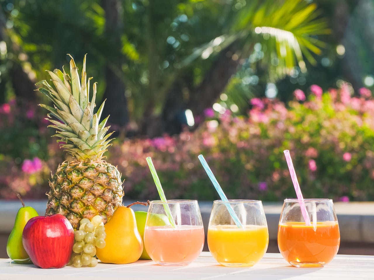 Kleurrijke verse fruitsmoothies en sappen op een rij — smoothiebar catering voor zakelijke evenementen en beurzen