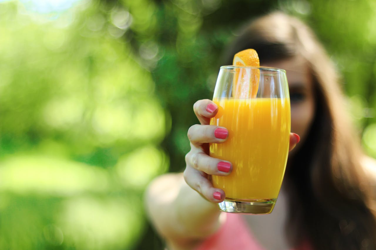 Professionele bartender serveert verse smoothie op locatie — ikwilcocktails.nl smoothiebar catering